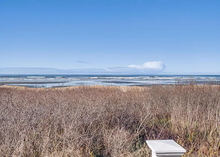 Oceanfront Moclips Escape W/ Deck & Beach Access!