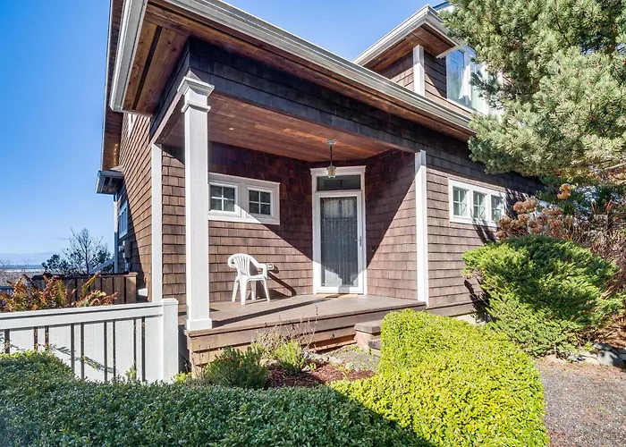 4Br/4Ba Beachfront Retreat With Hot Tub And Sauna